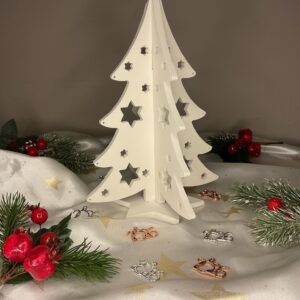 Λευκό πορσελάνινο τρισδιάστατο χριστουγεννιάτικο δέντρο με κοψίματα σε σχήμα αστεριών.