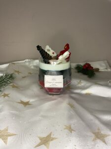 Χριστουγεννιάτικο κερί σε ποτήρι με γιορτινή διακόσμηση από κερί