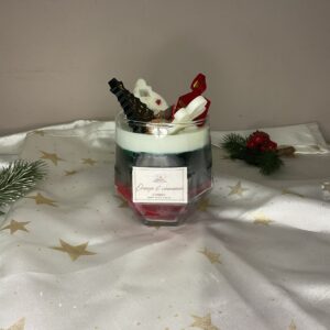 Χριστουγεννιάτικο κερί σε ποτήρι με γιορτινή διακόσμηση από κερί