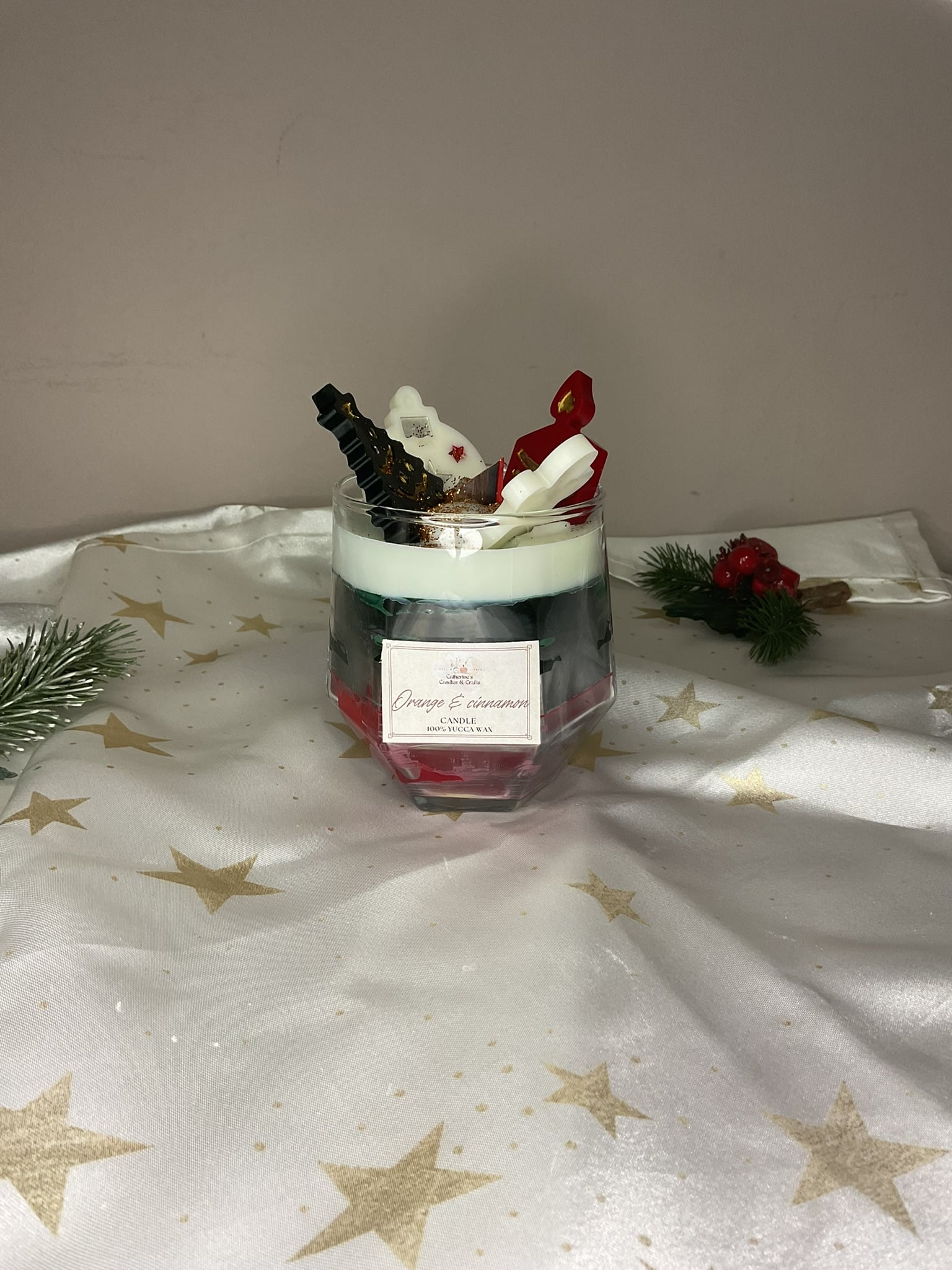 Χριστουγεννιάτικο κερί σε ποτήρι με γιορτινή διακόσμηση από κερί