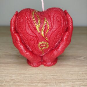 Καρδιά ανάμεσα στα χέρια