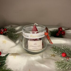 Χειροποίητο χριστουγεννιάτικο κερί σε γυάλινο βαζάκι με λευκή βάση και κολλημένο κόκκινο κερί-δέντρο, διακοσμημένο με κορδέλα «Καλά Χριστούγεννα».