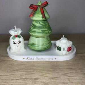 Χριστουγεννιάτικα κεριά σε σύνθεση πάνω σε λευκή βάση με ευχή Καλά Χριστούγεννα