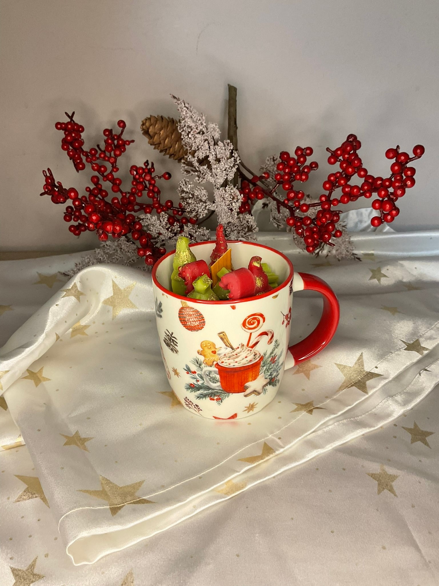 Χριστουγεννιάτικη κούπα με εσωτερικό διακοσμημένο με πράσινα και κόκκινα κεριά, κόκκινες λεπτομέρειες και χρυσόσκονη.