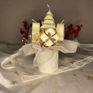 Χριστουγεννιάτικο μπουκέτο χειροποίητων κεριών σε πορσελάνινη βάση με γιορτινά διακοσμητικά στοιχεία/