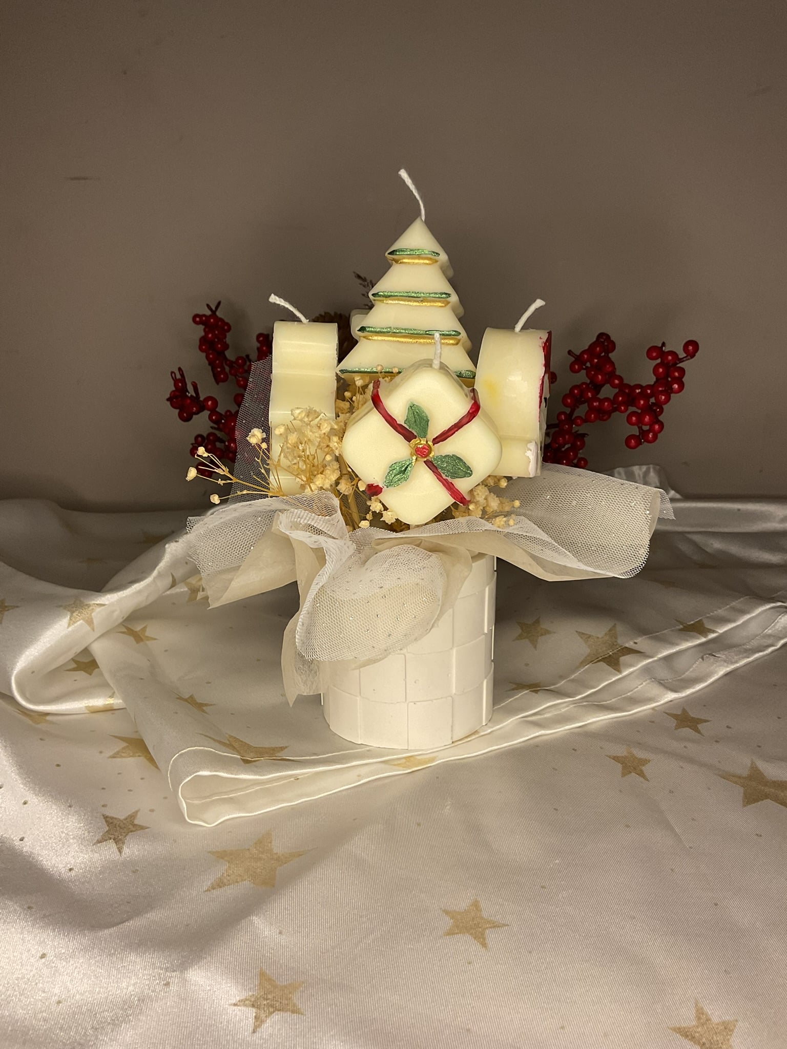 Χριστουγεννιάτικο μπουκέτο χειροποίητων κεριών σε πορσελάνινη βάση με γιορτινά διακοσμητικά στοιχεία/