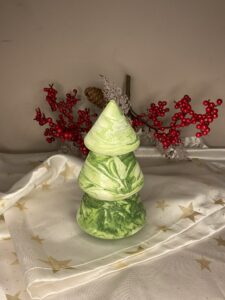 πορσελάνινο χριστουγεννιάτικο δεντράκι με πράσινη μαρμάρινη υφή και ενσωματωμένο κερί