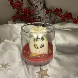 Χριστουγεννιάτικο κερί Winter Spark Gift Bag σε γυάλινο ποτήρι με λευκό σάκο δώρων, ζωγραφισμένο τάρανδο, κόκκινη βάση και χρυσόσκονη.
