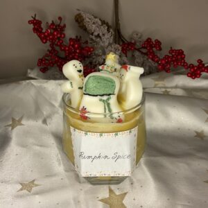Christmas Jar – Χριστουγεννιάτικο κερί σε γυάλινο βαζάκι με γιορτινές φιγούρες και άρωμα Pumpkin Spice.