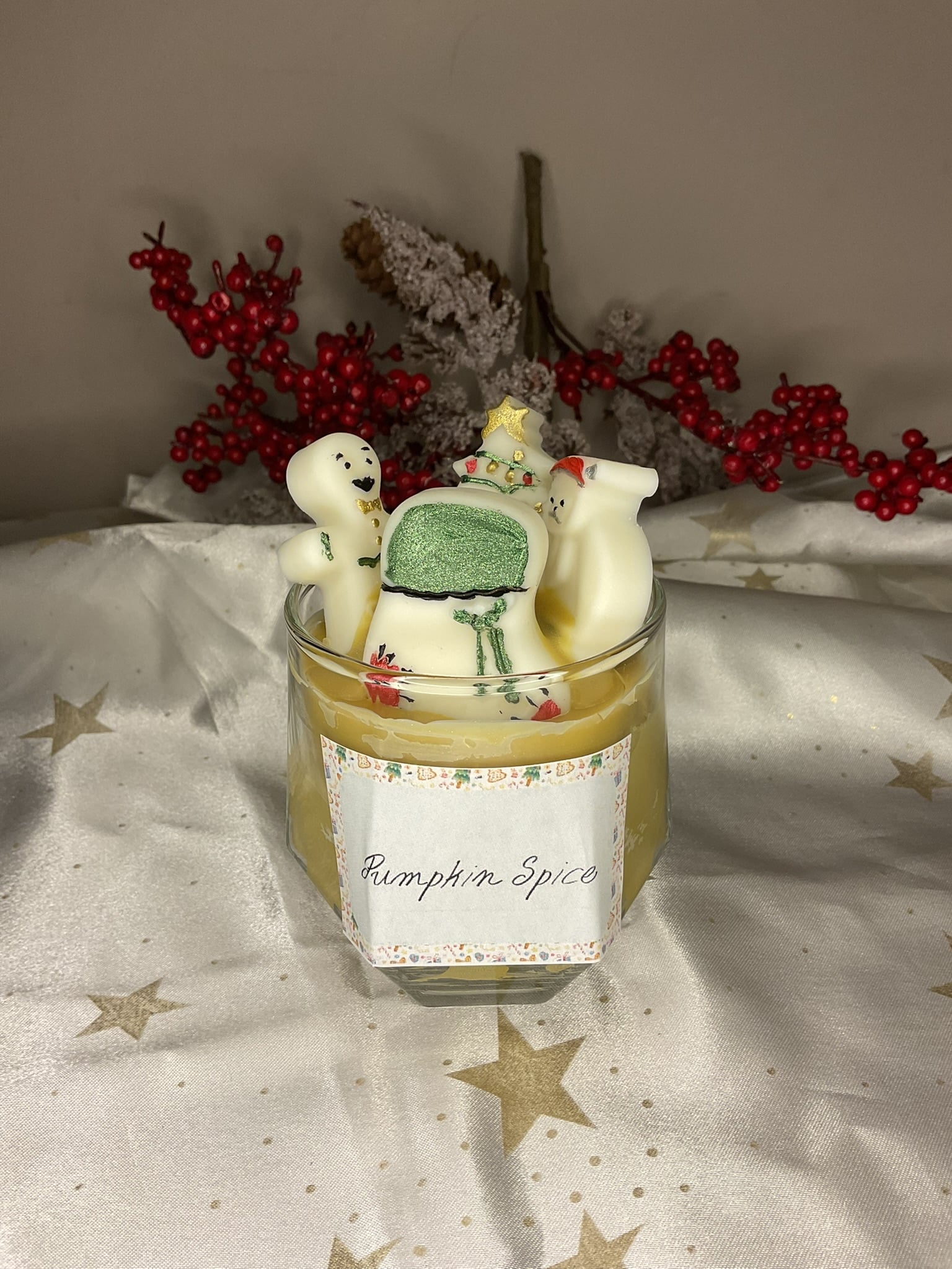 Christmas Jar – Χριστουγεννιάτικο κερί σε γυάλινο βαζάκι με γιορτινές φιγούρες και άρωμα Pumpkin Spice.