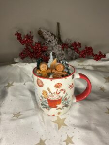 Χριστουγεννιάτικη κούπα Winter Glow Gingerbread με κεράκια σχήματος μπισκοτάκια και έλατα