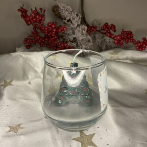 Χριστουγεννιάτικο κερί Winter Spark Christmas Tree σε γυάλινο ποτήρι με εσωτερικό κερί σε σχήμα πράσινου έλατου και λευκή βάση χιονιού.