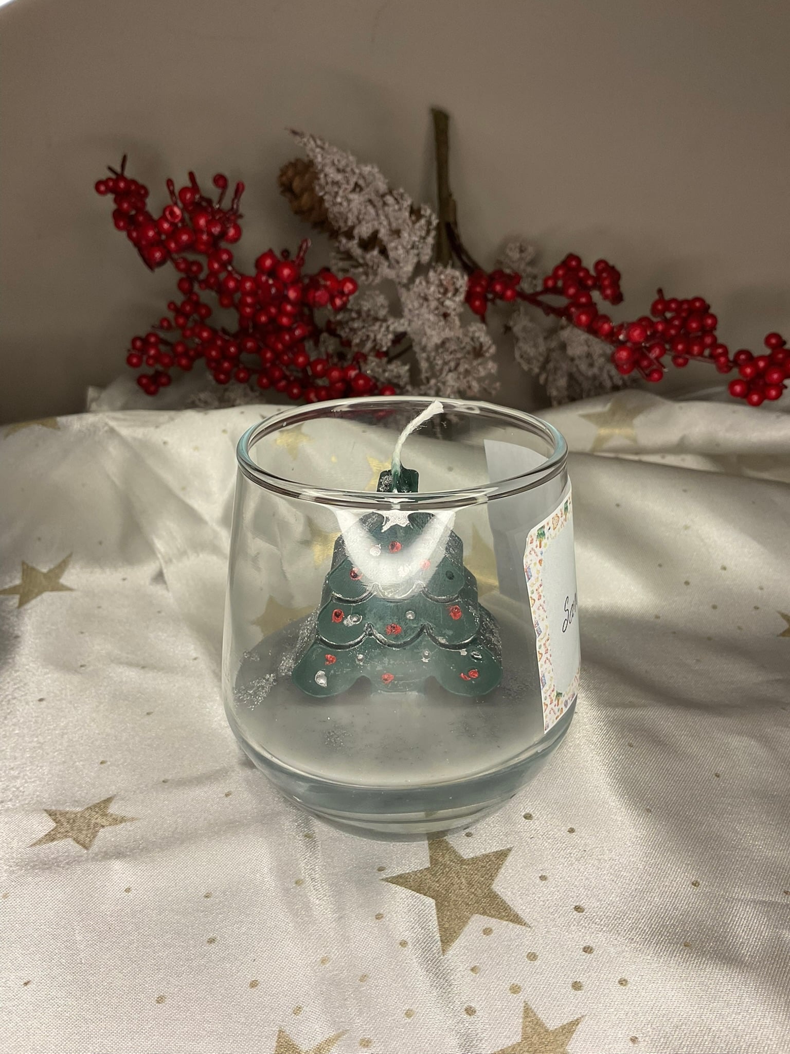 Χριστουγεννιάτικο κερί Winter Spark Christmas Tree σε γυάλινο ποτήρι με εσωτερικό κερί σε σχήμα πράσινου έλατου και λευκή βάση χιονιού.