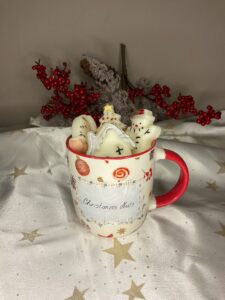 Χριστουγεννιάτικη κούπα Winter Glow Snow με λευκά κεράκια σε σχήμα χιονάνθρωπου, σπιτιού και χιονισμένων δέντρων