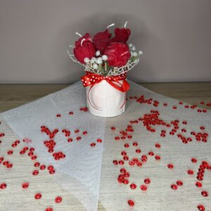 Μπουκέτο Αγάπης σε λευκό καλάθι με κόκκινα λουλούδια, καρδιές και κορδέλα.